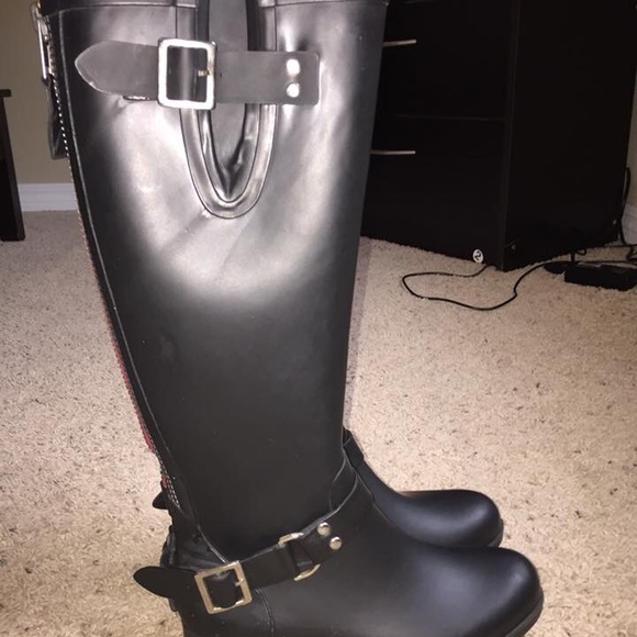 Steve Madden Tsunamii Contrast Zip Rain Boot - Picture 3 of 4